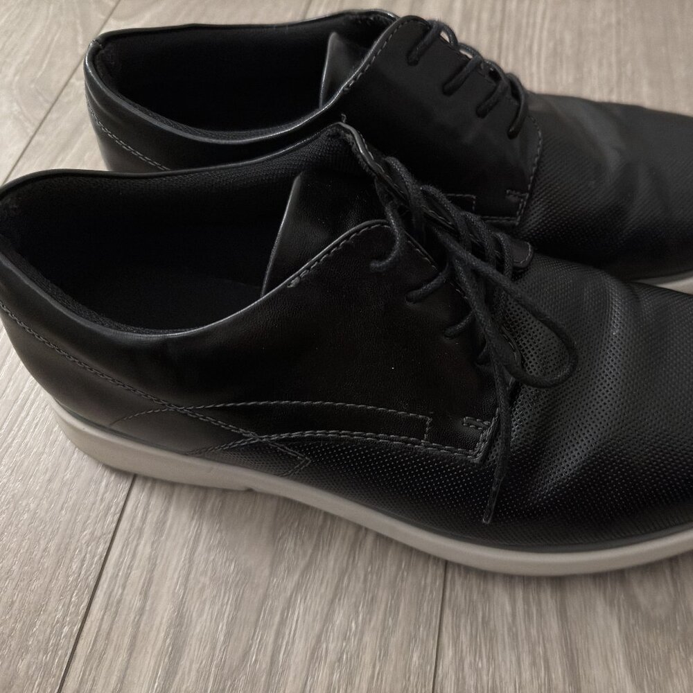 Men's Dress Sneakers. Black Size 10.